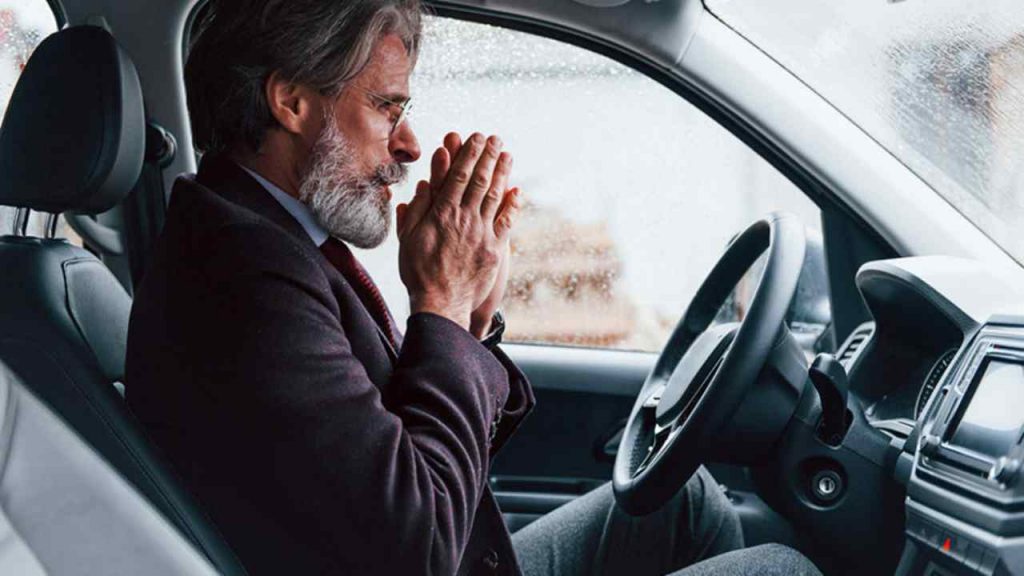 Auto, allarme per la salute: ti stai rovinando i polmoni I Rischio tremendo per la salute