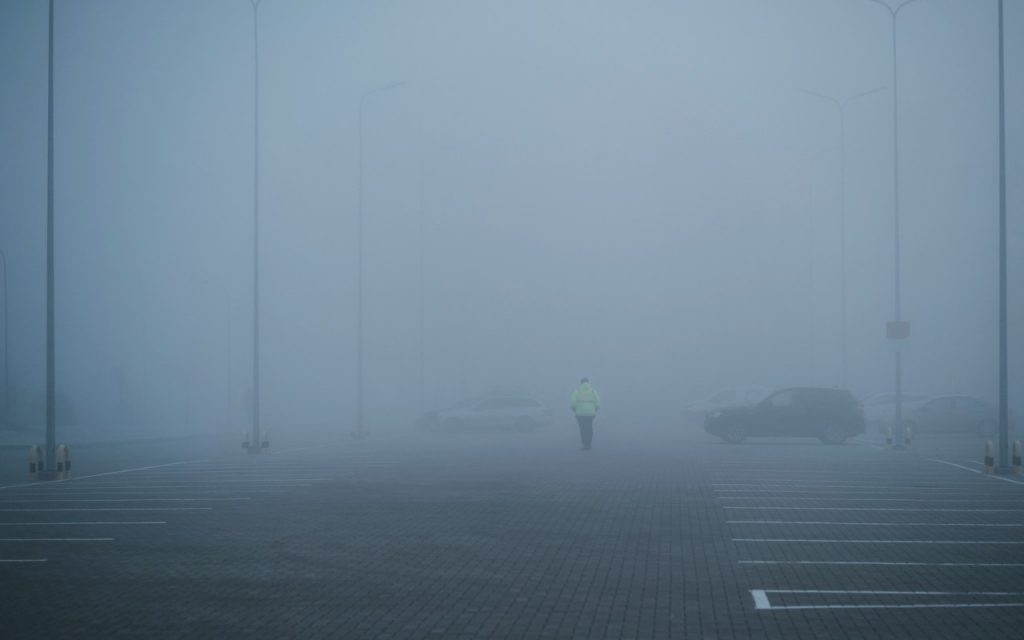 Visibilità ridotta, in caso di nebbia devi farlo subito: in tantissimi automobilisti non lo sanno I Rischi la vita inutilmente