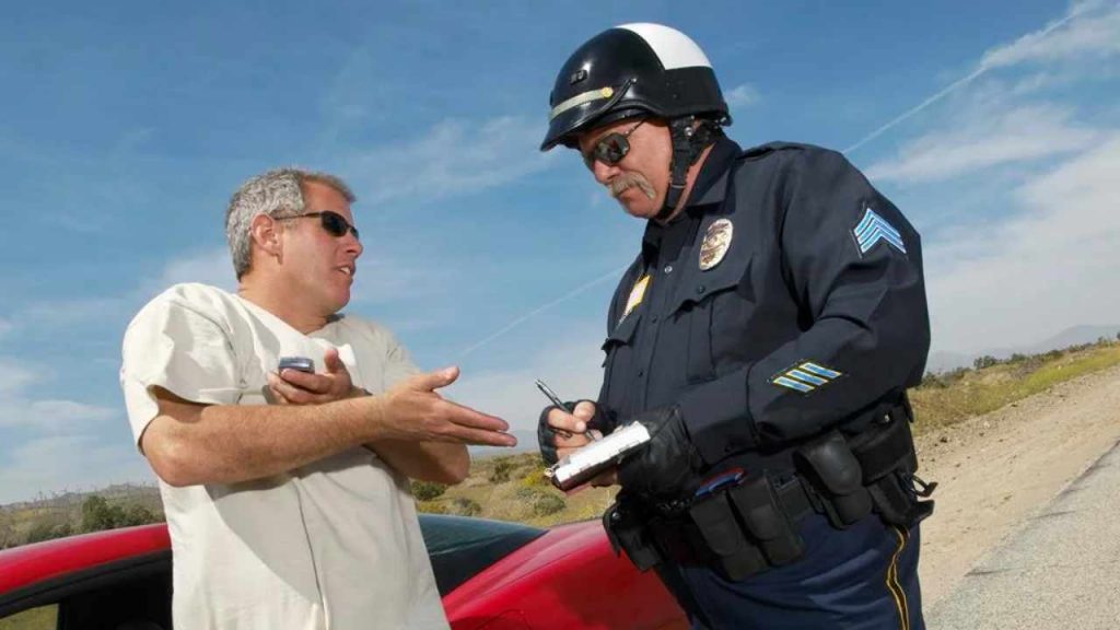 Codice della strada, divieto assoluto di tenerlo in auto I È la prima cosa che guardano: paghi 500€