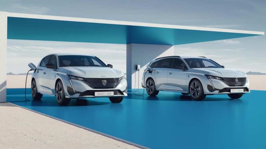 Peugeot 308, la nuova berlina è pronta al lancio: la sfida dell’elettrico con interni di lusso