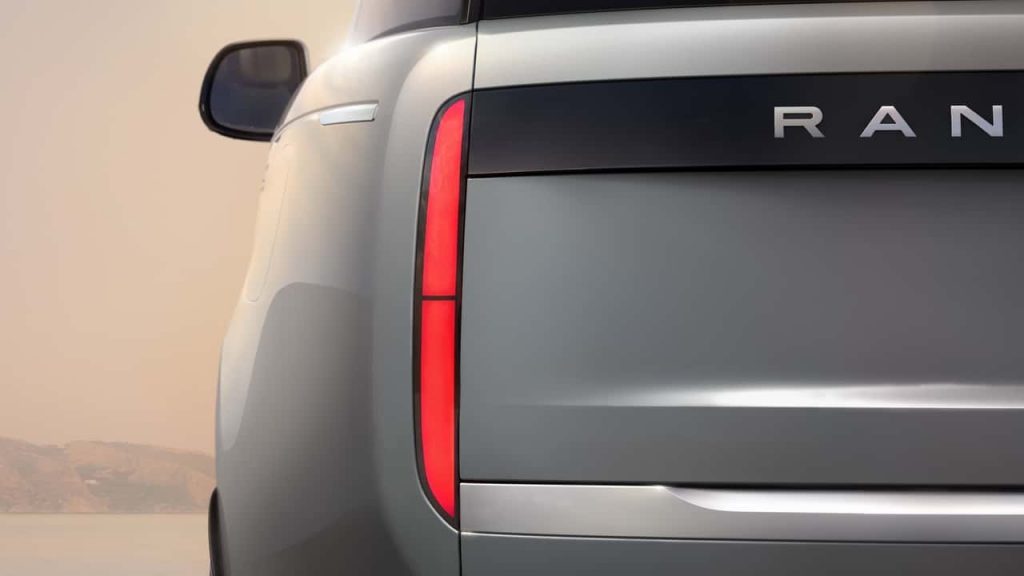 Range Rover elettrico, nuovo motore per il Suv inglese: dagli esterni ai rivestimenti tutte le novità