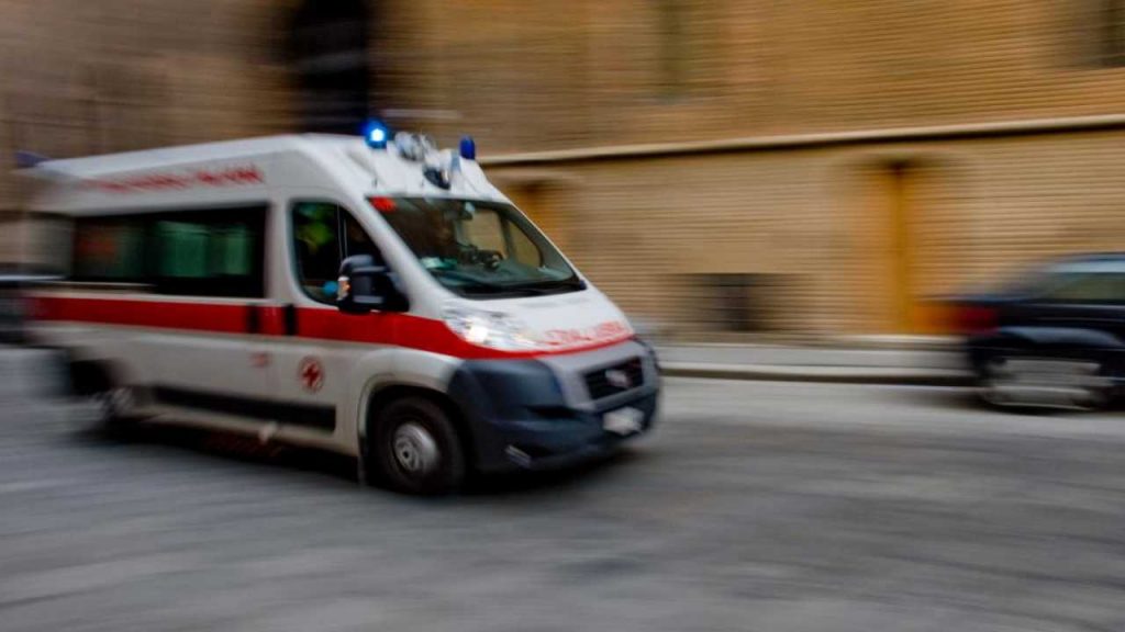 Ambulanza, se la vedi non accostare mai: la legge lo dice espressamente | Ti fanno la multa