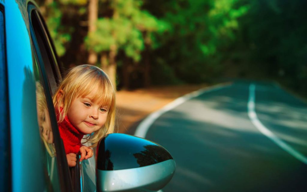 Sicurezza auto, metti al riparo i tuoi figli in questo modo I Se sbagli ti tartassano, e i bambini rischiano la vita