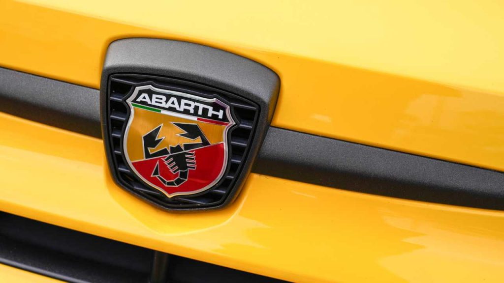 Tutti pazzi per Abarth: eccola in versione nero e oro in tiratura limitata