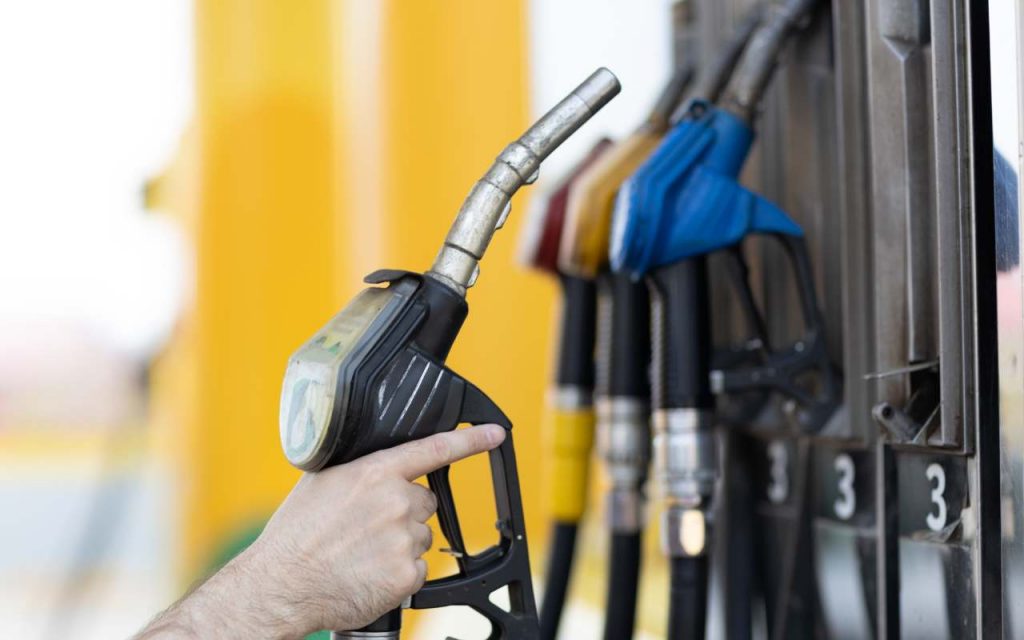 Caro carburanti, ci risiamo: nuovi aumenti pazzeschi per benzina e diesel I Automobilsti allo stremo