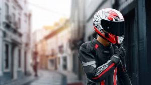 casco-e-guanti-motociclista-omologati-depositphotos-solomotori.it