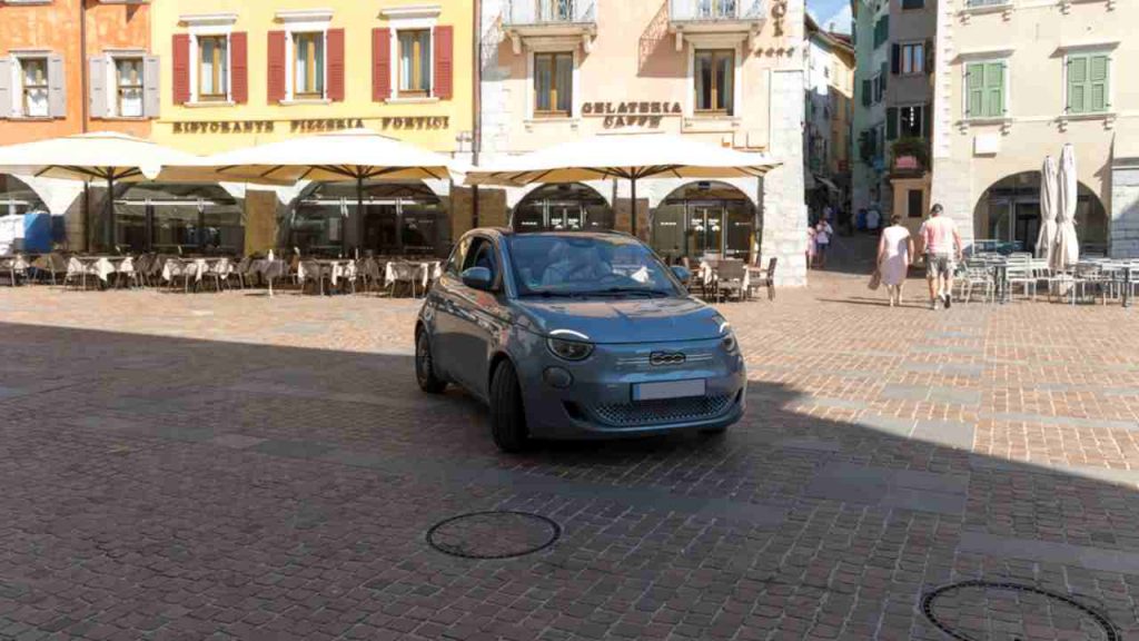 Fiat 500 da elettrica a ibrida: trasformazioni in corso, gli esperti ci spiegano la verità I L’icona resta intramontabile