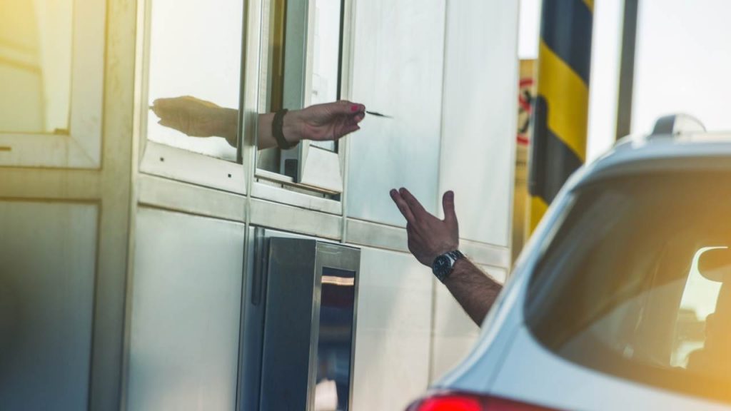 Autostrada, cosa succede se non paghi: non metterti nei guai, risolvi così