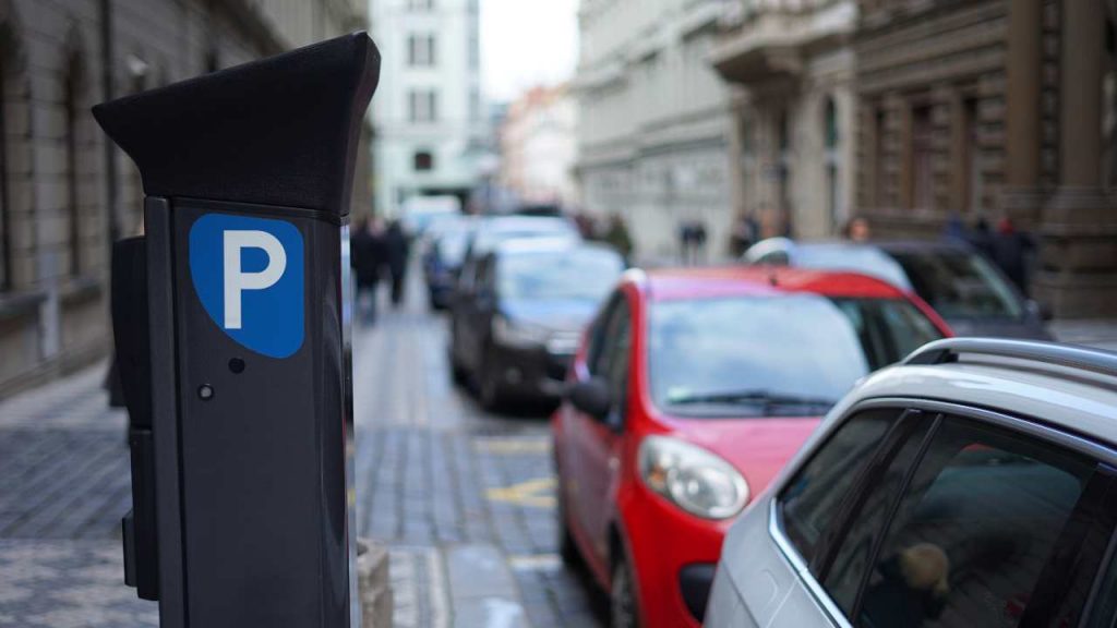 Parcheggi auto, come funziona se non trovo posti gratuiti e ci sono solo strisce blu I la differenza è essenziale