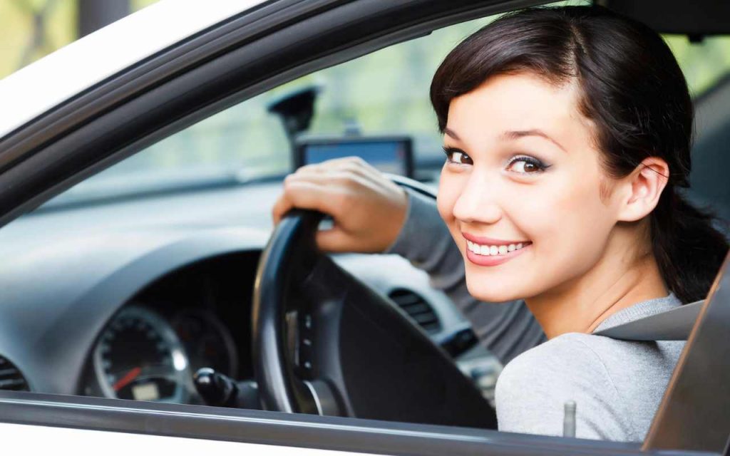 Auto e mentalità sessista cosa dicono le ricerche oggi su come guidano donne e uomini