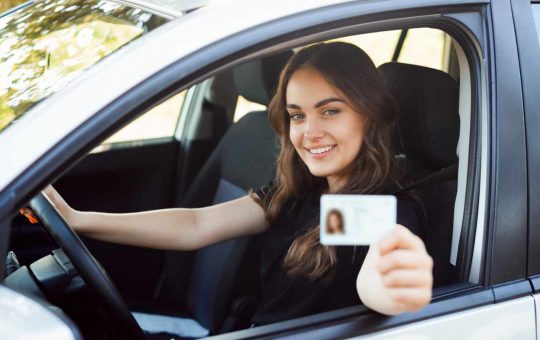 Ragazza patente di guida - Fonte Depositphotos - solomotori.it