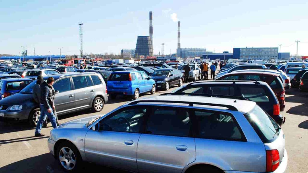 Auto in italia, questo è un Paese per ‘vecchie’: il dato che fa preoccupare in prospettiva