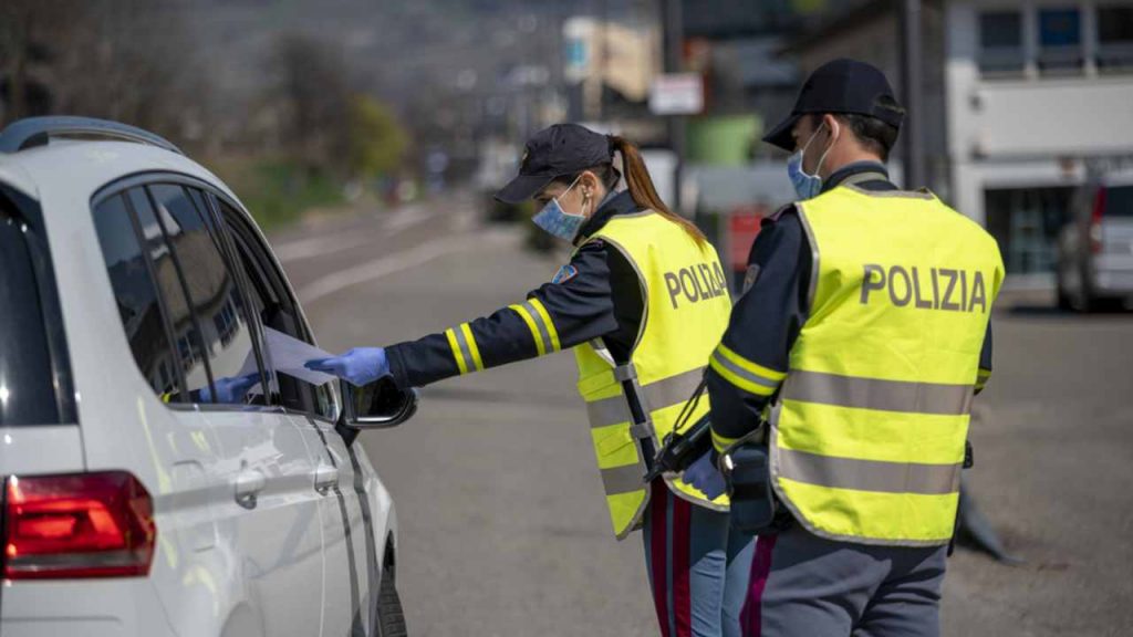 Posto di blocco, non sai che possono multarti anche se bevi solo acqua I E’ tutto vero e finisci nei guai