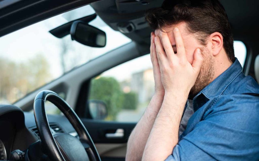 Patente auto, se guidi in queste condizioni possono stracciartela in qualunque momento