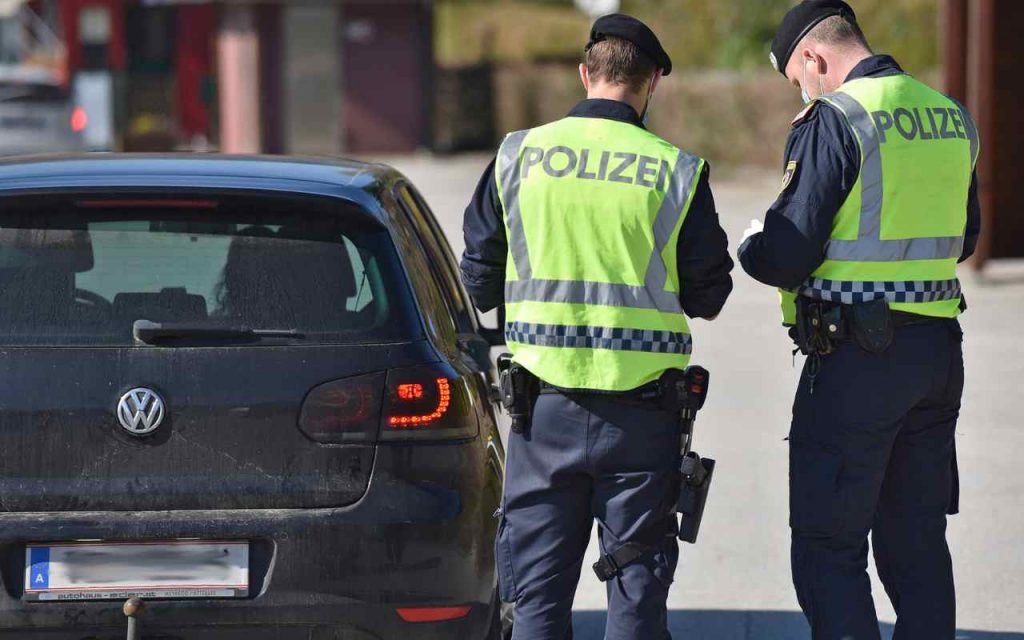 Posto di blocco, 6 mila euro se ti beccano a farlo in auto I Ora gli automobilisti sono davvero spaventati