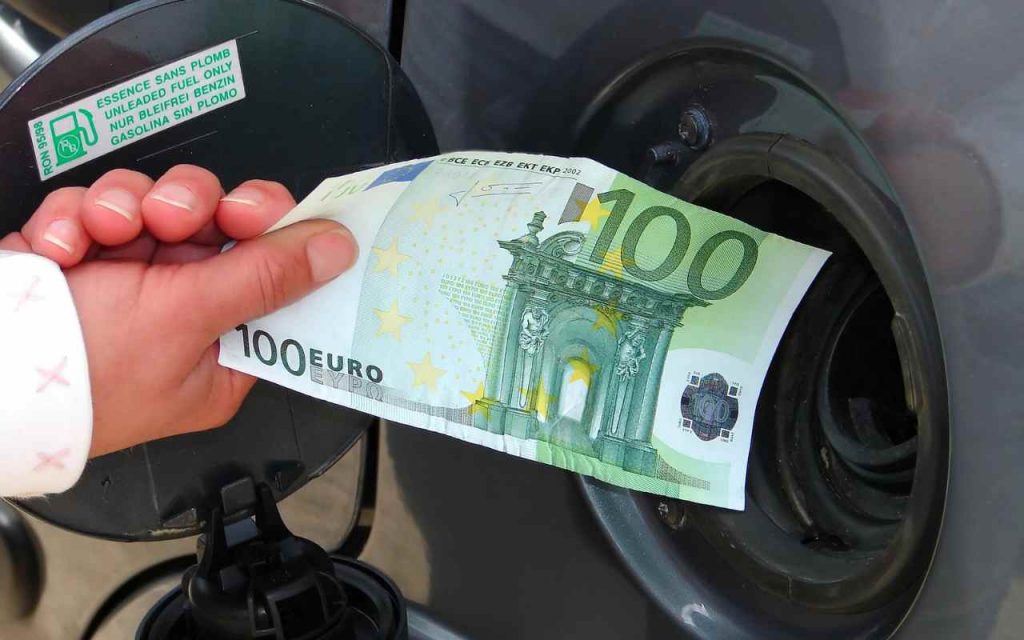 Rincari carburanti, adesso non fa paura più solo la benzina: altro che convenienza green