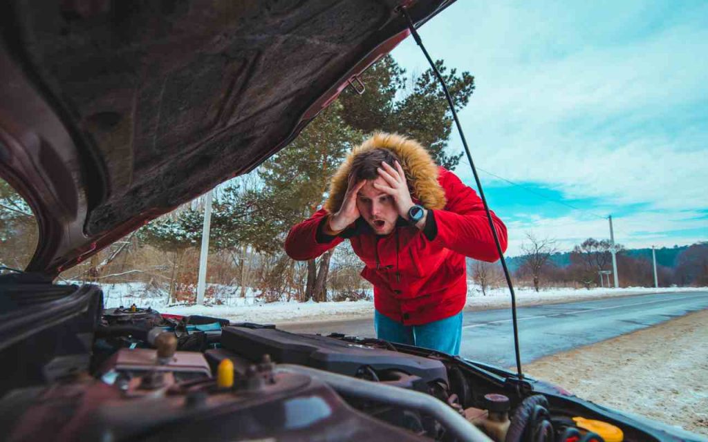 Batteria auto, disattiva subito questa funzione o in breve te la scarica tutta e resti a piedi: lo dicono i meccanici