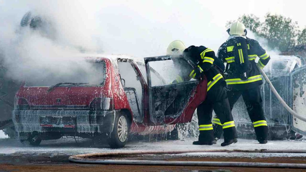 Come si comporta l’assicurazione se l’auto prende fuoco: attenzione alle postille