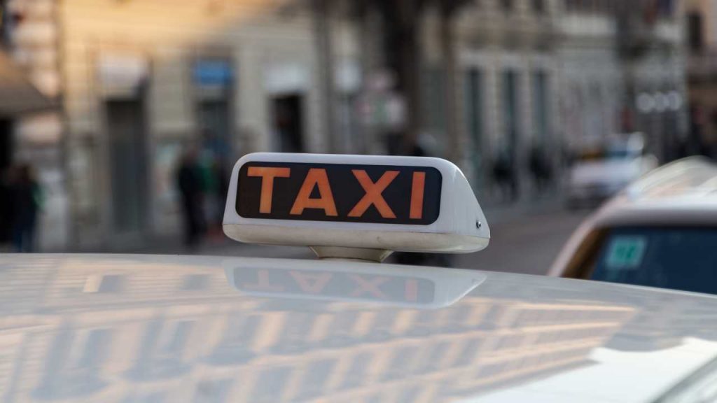 Chiama Taxi: basta attese e soldi buttati | Questa App ti fa risparmiare