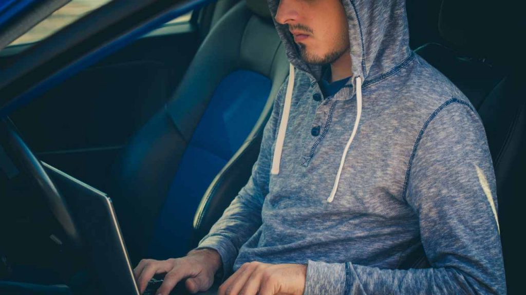 Furto auto, la tecnica del PC: ti clonano le chiavi e ti fregano I Siamo tutti a rischio: auto, bancomat, dati sensibili