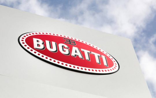 La nuova Bugatti con pompa di benzina - fonte depositphotos.com - solomotori.it