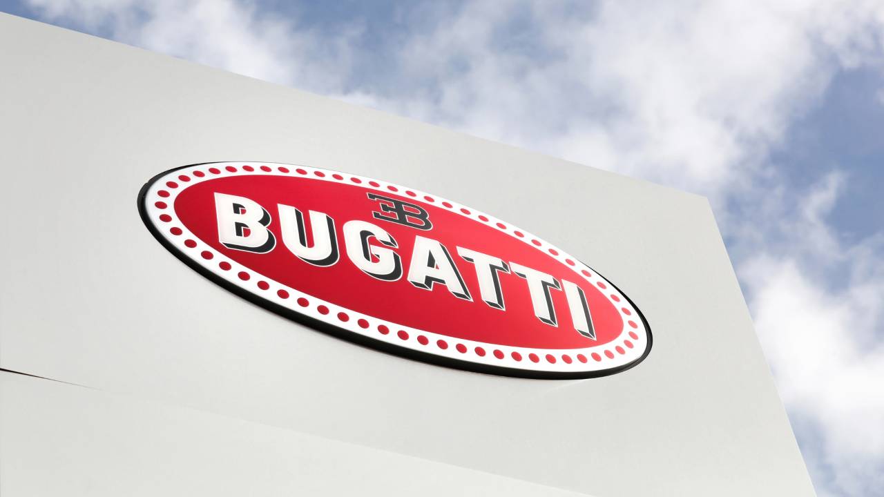 La nuova Bugatti con pompa di benzina - fonte depositphotos.com - solomotori.it