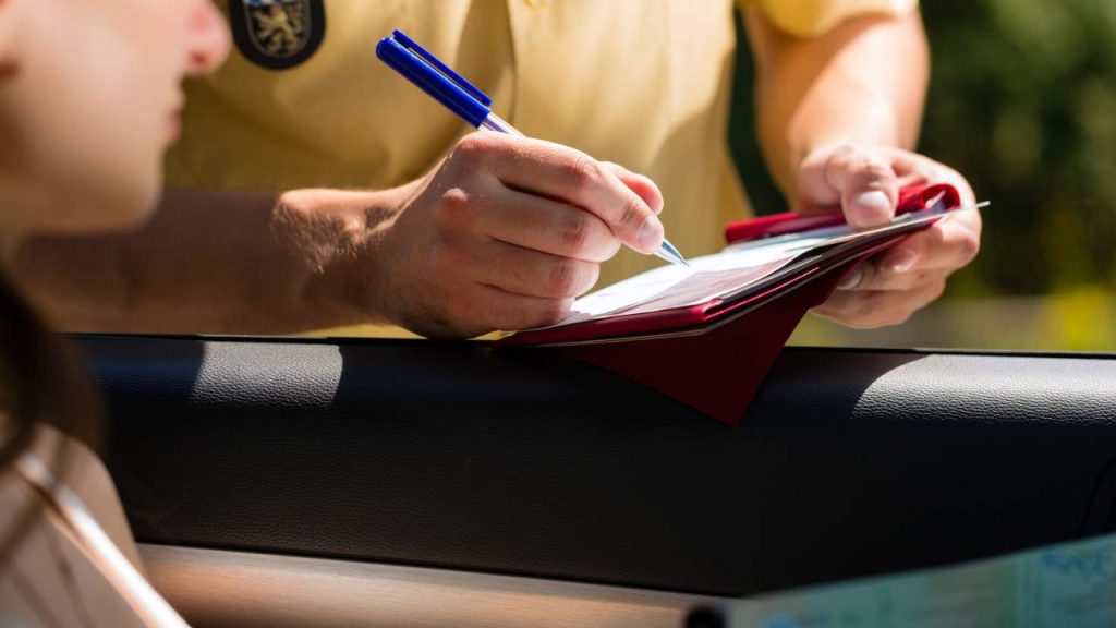 Codice della strada, ti inchiodano subito: 7 mila euro di multa se ti beccano così I E’ solo colpa tua: sei andato a cercartela