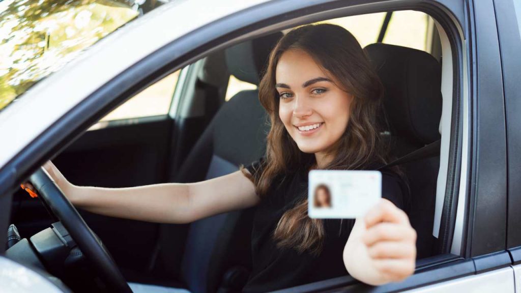 Patente auto, ora puoi prenderla seduto comodamente sul divano di casa