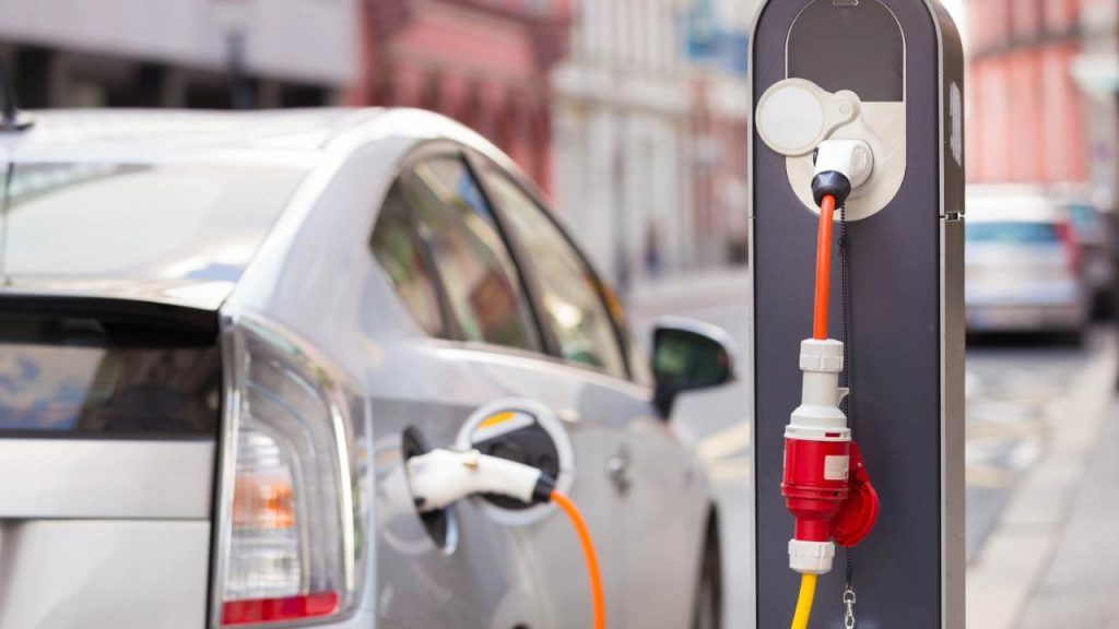 Auto elettriche, adesso vogliono tassarle: guai per i proprietari I E il mercato frena in modo brusco: non le vuol comprare più nessuno