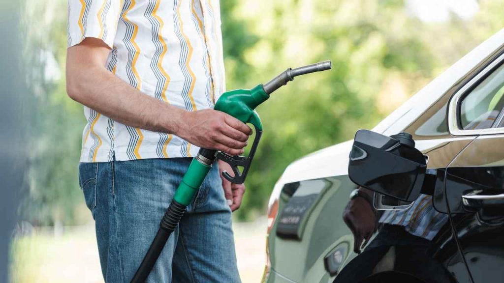 Pompe di benzina, stai bruciando vagonate di euro: il trucco per recuperare il 30% di quel che spendi ogni settimana