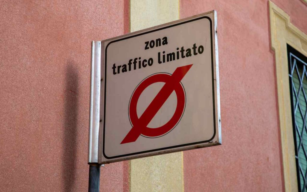 Ztl, guarda bene il cartello, se manca questo dato non possono multarti