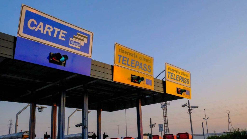 Trucchetto del Telepass: paghi per 1 e puoi usarlo su 2 automobili | È assolutamente legale e risparmi un botto