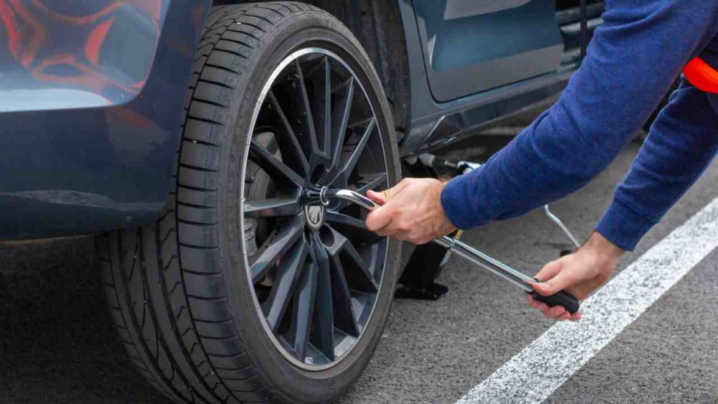 Cambio gomme estive, sei obbligato, ma non devi più spendere un botto per forza: devi solo fare in questo modo