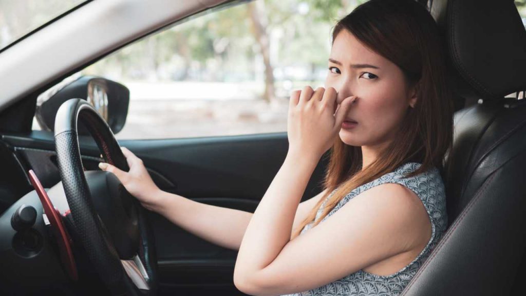 In auto c’è una puzza terribile: la ragione è tutta qui I Eliminala definitivamente, o nessuno vorrà farti compagnia a bordo