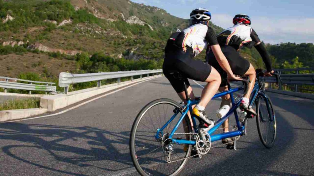 Hai voluto la bicicletta, e ora pedala… in due i Che cosa dice la legge: la verità sui passeggeri delle bici