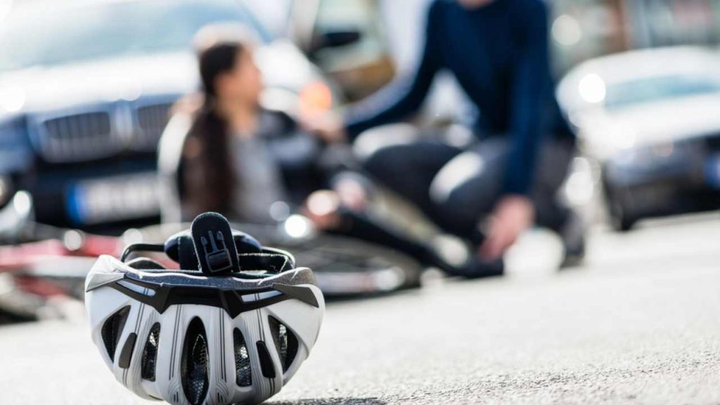 Bici, mai più tragedie: questo gadget low cost ti salva la vita, soprattutto in estate I Lo vogliono tutti