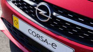 logo-opel-corsa-e-adobestock-solomotori.it