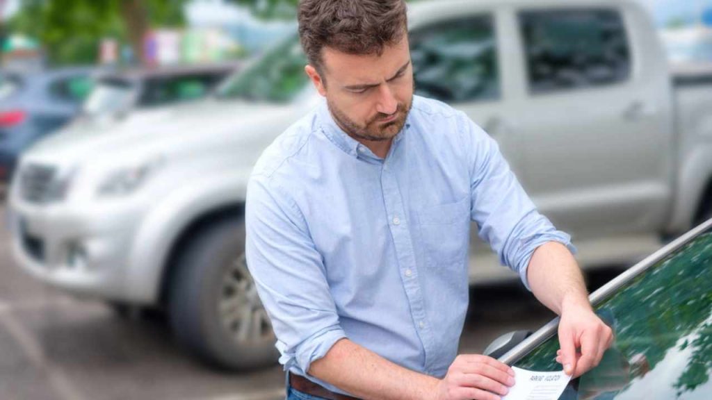 Strisce blu, da adesso parcheggi gratis: ti basta questo documento e non pagherai mai più