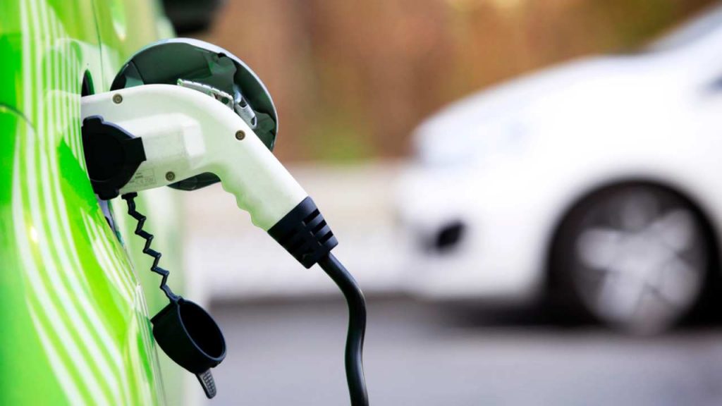 Duemila km con una sola ricarica: arriva la super batteria per le auto elettriche I Non resti mai più a piedi