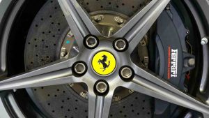 ruota-e-freno-ferrari-f12-berlinetta-depositphotos-solomotori.it