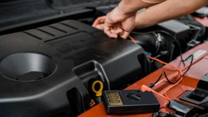 verifica-carica-batteria-auto-depositphotos-solomotori.it