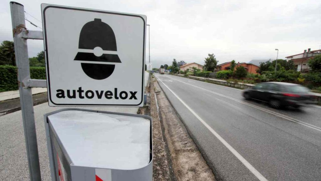 Autovelox: come riconoscere quelli vuoti da quelli attivi | Il trucco è questo