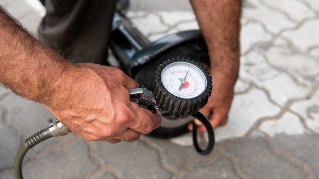 Pressione gomme moto e scooter: quanto deve essere e come fare per controllarla