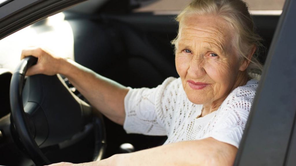 Rinnovo patente, scatta il nuovo obbligo: i pensionati non guidano più I Ritirata la licenza, ora è finita davvero