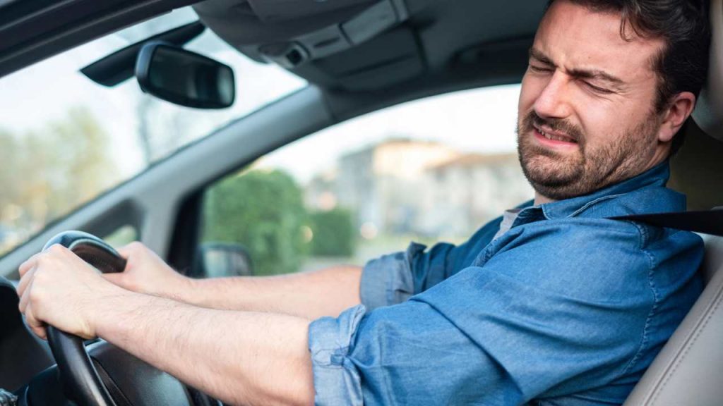 Sicurezza auto, c’è ancora chi lo fa, indifferente alla legge: se ti “beccano” – i vigili o un’altra auto –  però piangi due volte