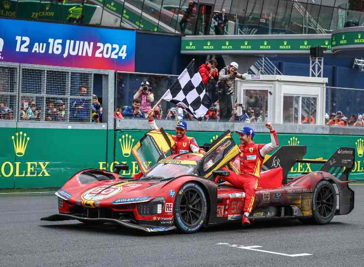 I festeggiamenti per la vittoria della 24 ore di Le Mans - fonte Ansa Foto - solomotori.it