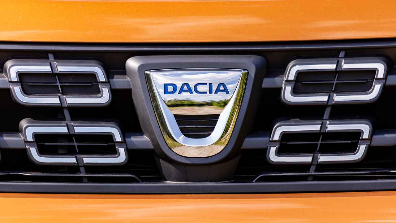 Il logo di un'auto della Dacia - fonte depositphotos.com - solomotori.it