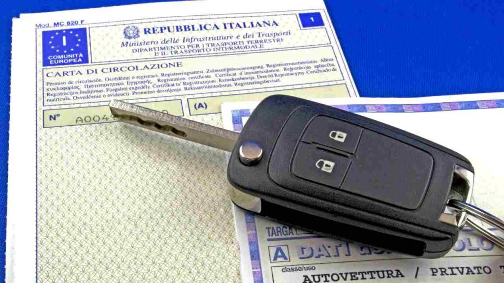 Libretto di circolazione, choc al posto di blocco: ora sono 600 euro di multa e ti ritirano l’auto I Eviti il dramma solo in un modo