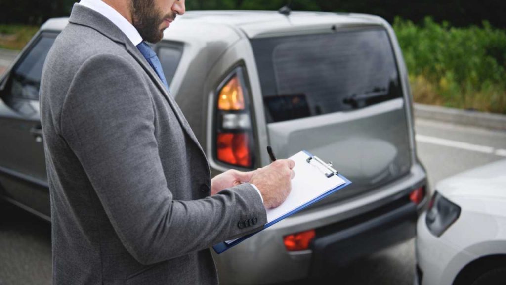 Auto ferma, devi pagare lo stesso l’assicurazione: se ti beccano, arriva la fucilata