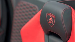 sedile-cuciture-rosse-lamborghini-depositphotos-solomotori.it